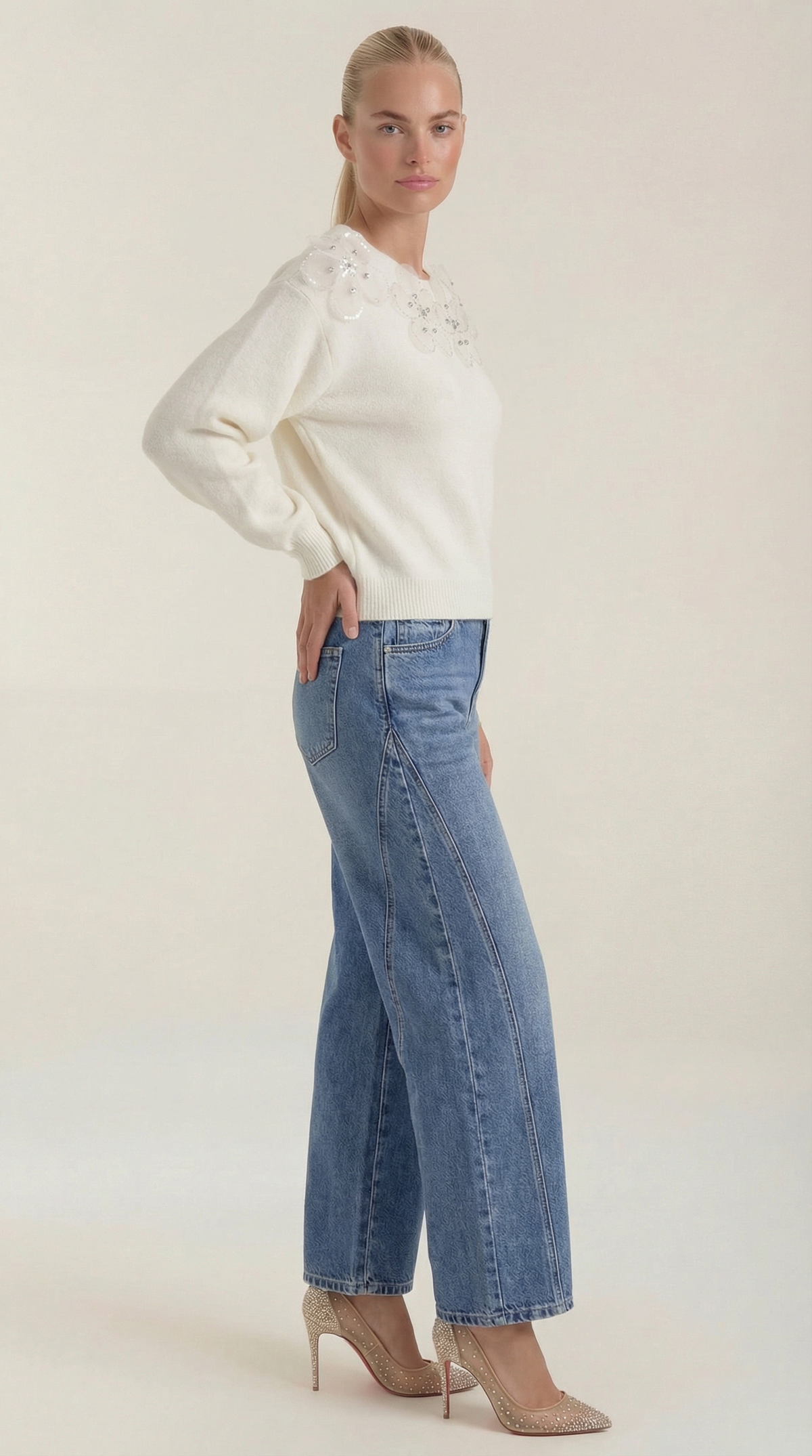 Sweater with floral design and round neck