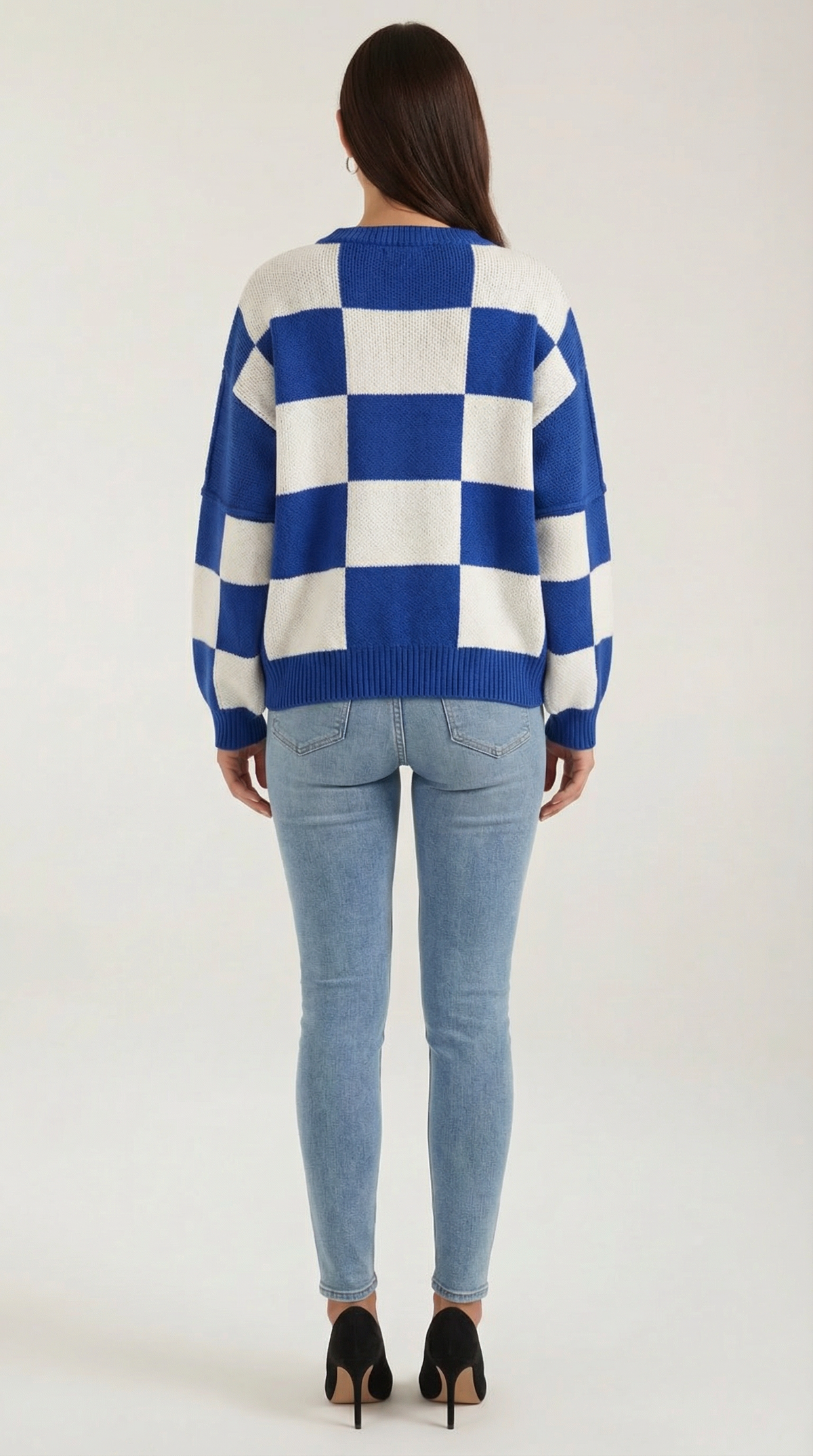 Knitted sweater with a plaid design