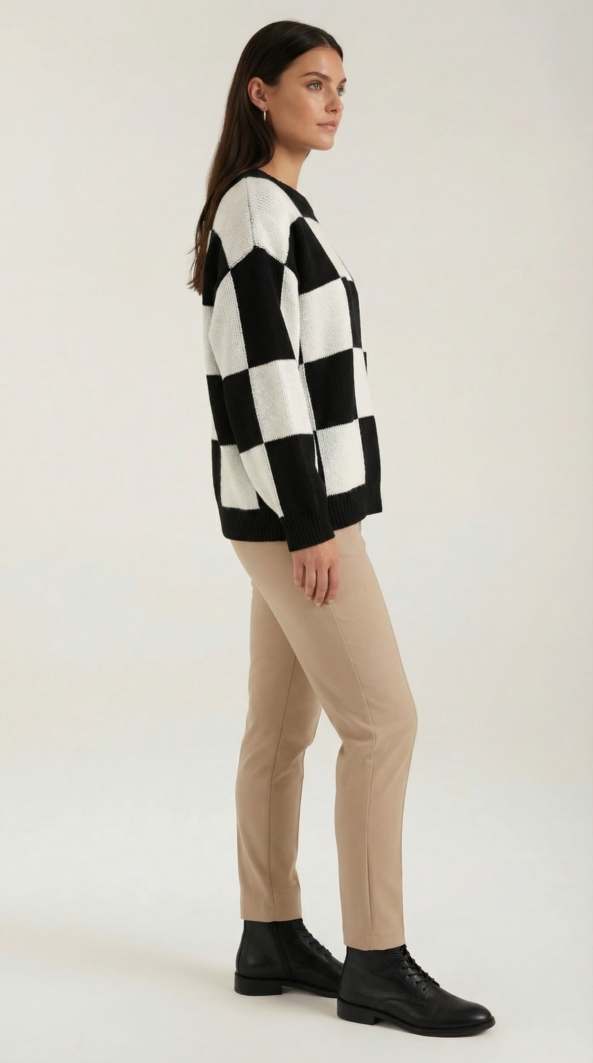 Knitted sweater with a plaid design